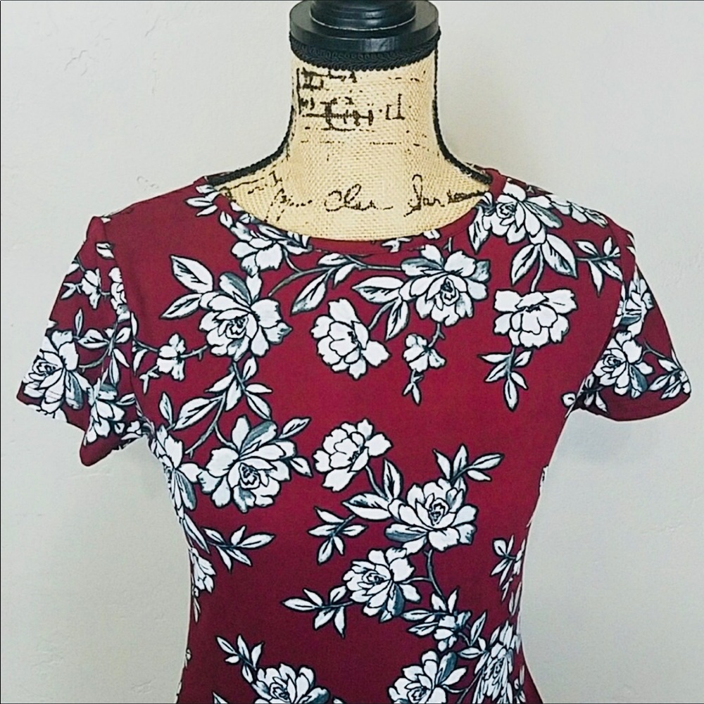 Short Sleeve Flower Dress in Wine - Picture 2 of 7